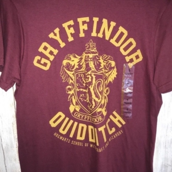 Harry Potter Gryfandor Quidditch Tee - Picture 3 of 5
